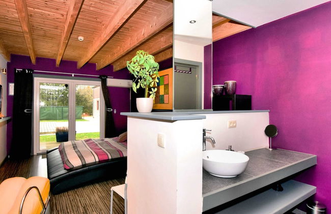 Beautiful Villa with Heated Outdoor Pool, Sauna, Hot Tub in Forest - Photo 25