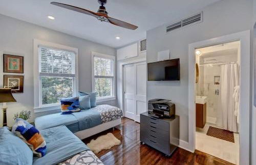 Modern 2BR Condo with Sunroom near Uptown - Foto 21