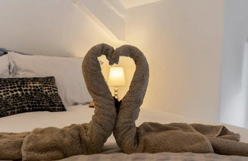 Gallery Lodge Holiday Home - Short Stays UK - Photo 2