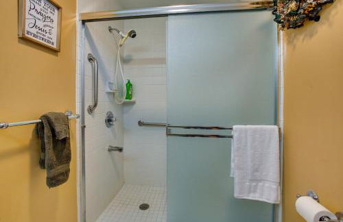 Sauna and Fireplaces! Lakefront Cadillac Retreat - Foto 23