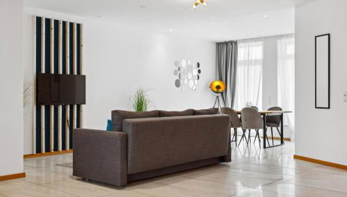 Groß, modern, vollausgestattet, gemütlich mit Küche und Parkplatz für Urlaub oder Business - Foto 5