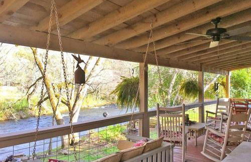 Water's Edge, Covered Porch, Deep Creek as your Backyard Haven, Hot Tub, Pool Table, Fire Pit, Close to Town & Entrance to National Park - Foto 72