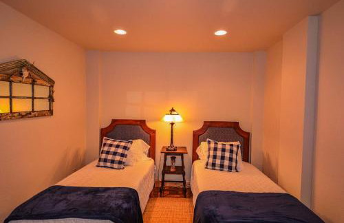 Luxury Riverfront Lodge - Sleeps 12, VIEWS, Fireplaces, Dogs OK - Photo 45