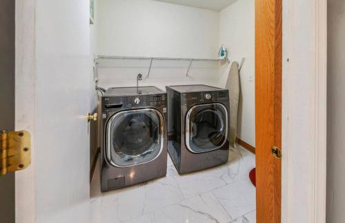 Modern Comfort Loves Park - Stylish 3BR Getaway - Foto 45