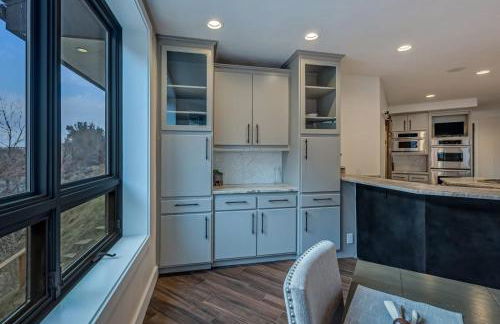 Cozy mountain home w riverfront patio - Foto 59