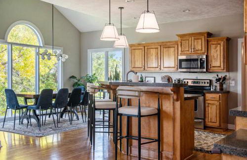 Stunning 5BR Villa Large Hot Tub & Scenic Yard - Foto 17