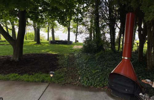 All the Waters Retro Home on Lake Michigan- Your Own PRIVATE BEACH - Foto 79