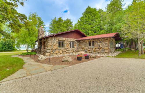 1 Mi to Dtwn! Lakefront Earl Young Charlevoix Home - Foto 33