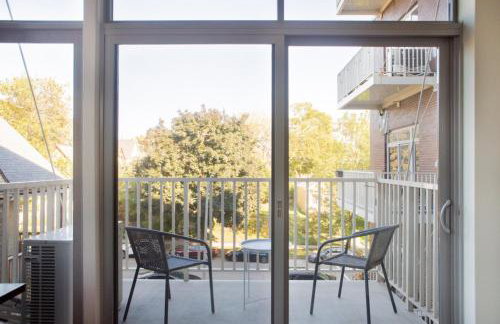 East Side Luxury 1BR Apt - Near Brady and Fiserv with Balcony - Foto 3