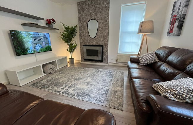 Elegant 3 Bedroom Flat with Garden Oasis - Photo 1