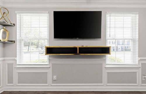 Fly In Style! Charming Townhome 6 Mins from RIC! - Foto 2