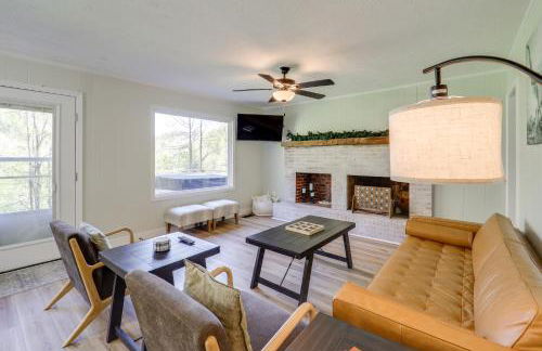 24-Acre Cottage with Hot Tub about 10 Mi to Blowing Rock - Foto 3