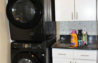 Bright 3 bedroom home with full kitchen, fenced backyard, sports court and free parking - Foto 23