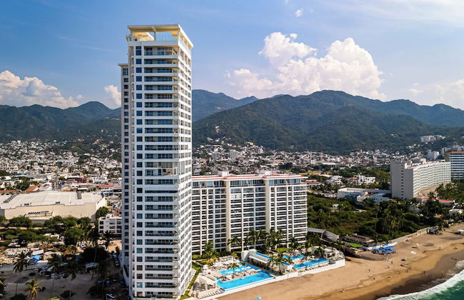 Oceanfront 1BR with Balcony & Pool - Foto 45