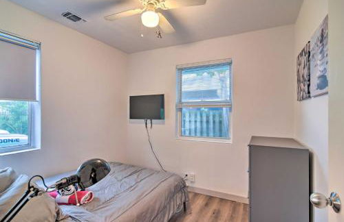 Sun-Soaked Coastal Hideaway - Steps to Beach! - Foto 19