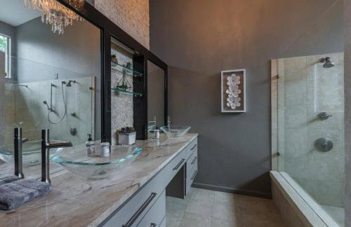 Serene POOL & Firepit in Stunning Home By Airport - Foto 43