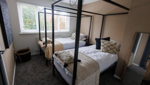 Uber Stylish 3 bedroom home off Road parking near town centre and Bike Park Wales - Foto 4