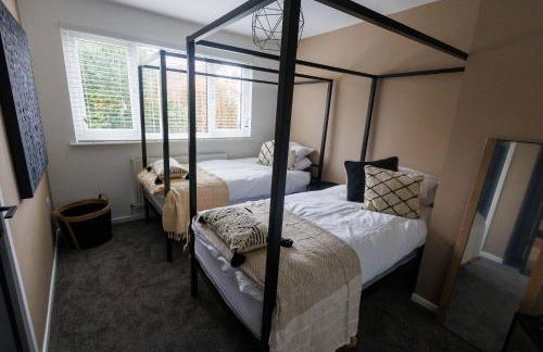 Uber Stylish 3 bedroom home off Road parking near town centre and Bike Park Wales - Photo 4