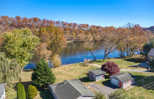 New River 3BR - Fishing, Kayaking, Hot tub, VT Game Weekends - Photo 59
