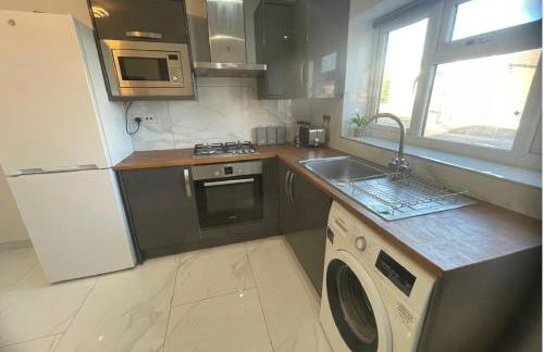 Newly built modern flat with free parking close to London Luton airport and L&D hospital - Photo 3