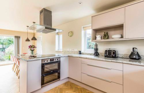 Stylish and fresh 4 bed beach house with garden - Pass the Keys - Foto 29