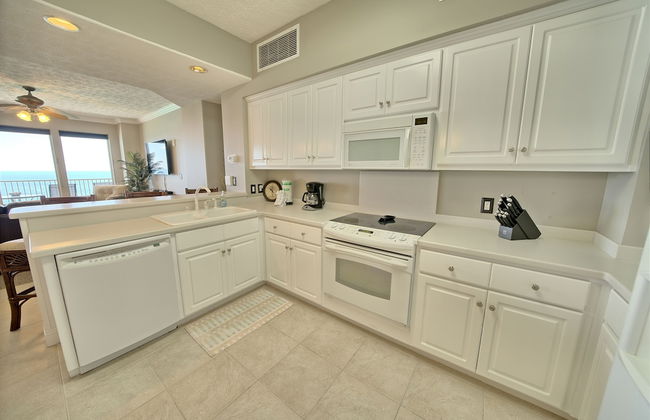 Stylish Oceanfront Condo with Beach and Picnic Area Access - Unit 1706 by RedAwning - Foto 11