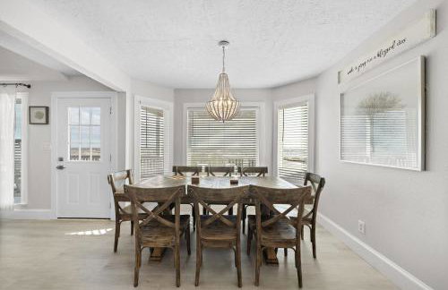 Oceanfront home with pool, large decks, fire pit and private walkover to the beach - Foto 15