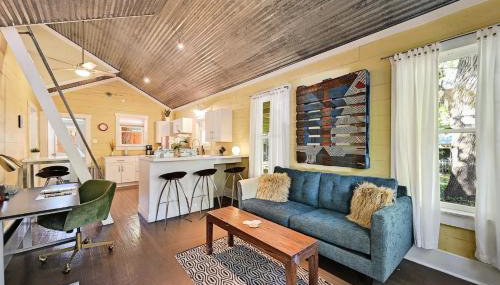 Peaceful Bungalow with Fenced Yard near Shops and Cafes - Foto 1