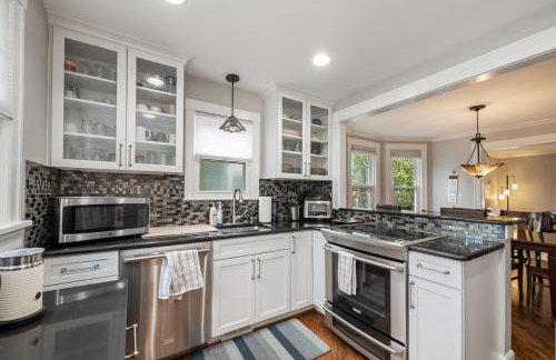 Steps to Dtwn Plymouth! Home with Dog-Friendly Yard - Foto 9