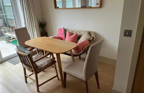 Bright, modern & close to historic town - Photo 15