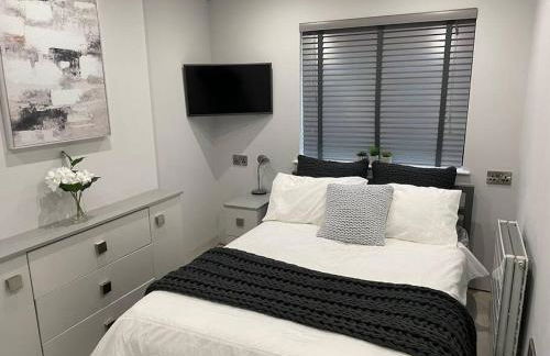 Couples Canalside Retreat with Hot Tub & Pergola - Photo 13