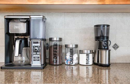 Stunning 5BR Villa Large Hot Tub & Scenic Yard - Foto 23