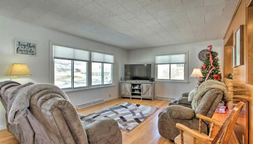 Cozy Postville Retreat with Fireplaces and Yard! - Foto 2