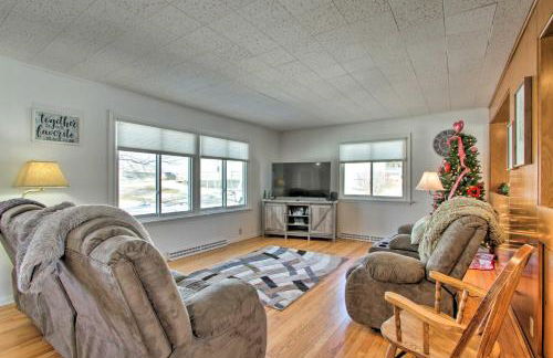 Cozy Postville Retreat with Fireplaces and Yard! - Foto 2