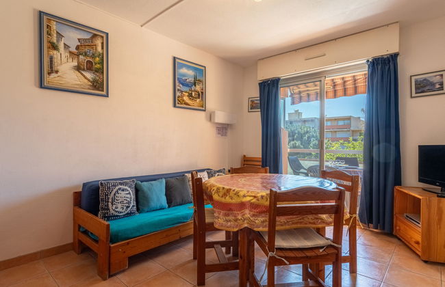 2 bedroom Apartment in Bormes-les-Mimosas with garden and terrace - Photo 3