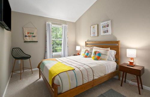 4BR Townhome, Close to Shops & Restaurants, 40 Mins to DC - Foto 19