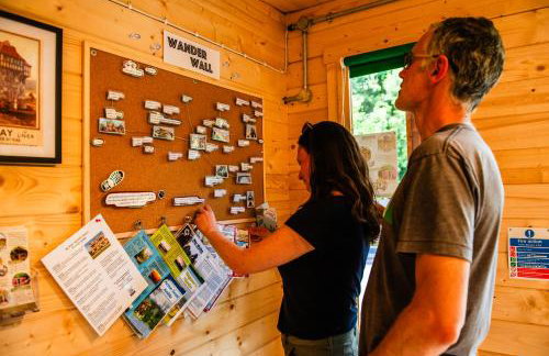 Cosy Shepherd's Hut with Hot Tub - Foto 10