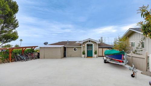 Summerland Home with Beach Supplies Walk to Beach! - Foto 2