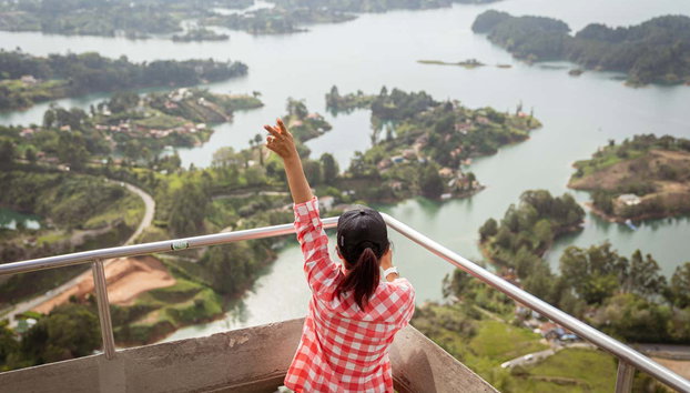 Tour gastronómico por Guatapé + Paseo en barco - Foto 4, Coronando la cima de la Piedra del Peñol
