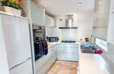 Raygill LT 4 Bedroom House By Furnished Accommodation - Private Parking - Perfect For Families & Contractors - Foto 12