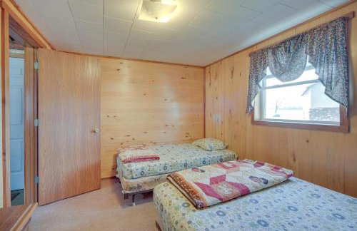 Stone Lake Cabin with Private Deck and Fire Pit! - Foto 16