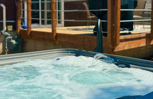 Family Perfect 4BR Home with Hot Tub, Pool Table, Fenced Yard, Cozy Fireplace, Mountain Views, Walkable Neighborhood, Near Parks, Dining, and Adventure - Foto 23