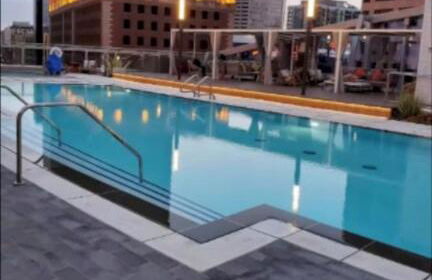 Snug 3BR HighRise with Pool, Spa & Rooftop Views - Foto 36