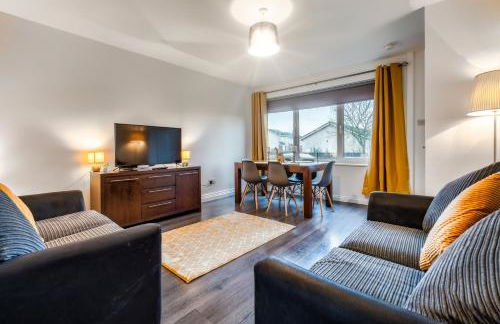 Balloch House -Spacious 3 bed house with on street parking - Photo 15