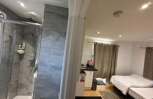 1st Studio Flat With full Private Toilet And Shower With its Own Kitchenette in Keedonwood Road Bromley A Fully Equipped Independent Studio Flat - Photo 60