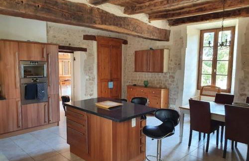 French Farmhouse Retreat with pool & superb views. - Foto 31