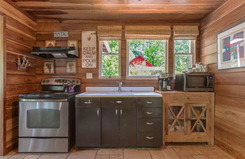 Cozy Riverfront Cabin Just Steps to the Russian River with Beach Access & Wood Stove - Foto 31