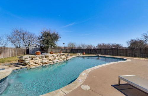 Hot Tub, Pool, and Fire Pit! Solar-Powered Hutto Gem - Foto 24