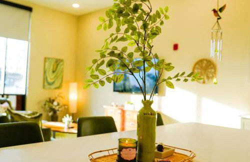 Peridot Suite - NEW 2bdrm 2bath Loft near Mass! - Photo 21