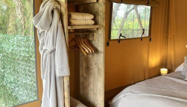 Kingfisher Safari Tent - Foto 4, towels, wardrobe